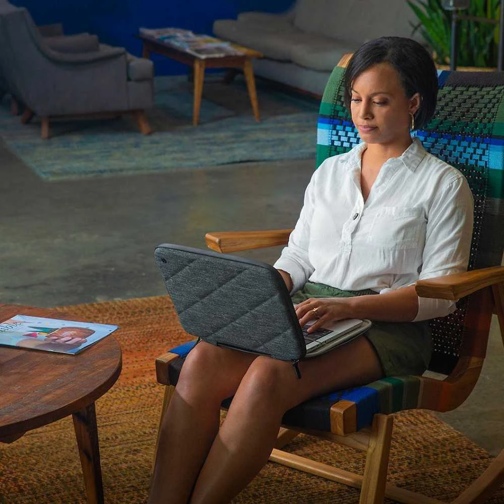 „Twelve South“ dėklas „MacBook Pro 14“ – tamsiai pilka