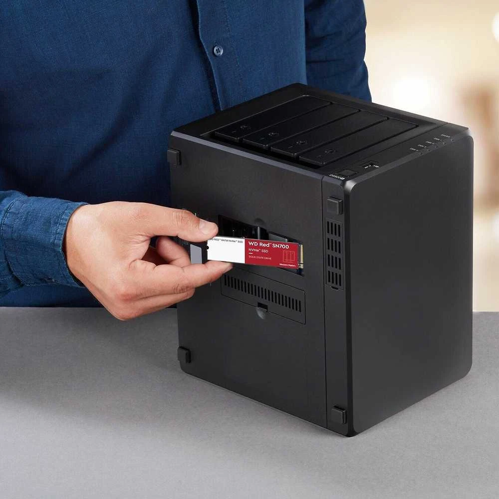 Western Digital Raudona WD ™ SN700 NVMe™ POWERED BY SANDISK 4 TB