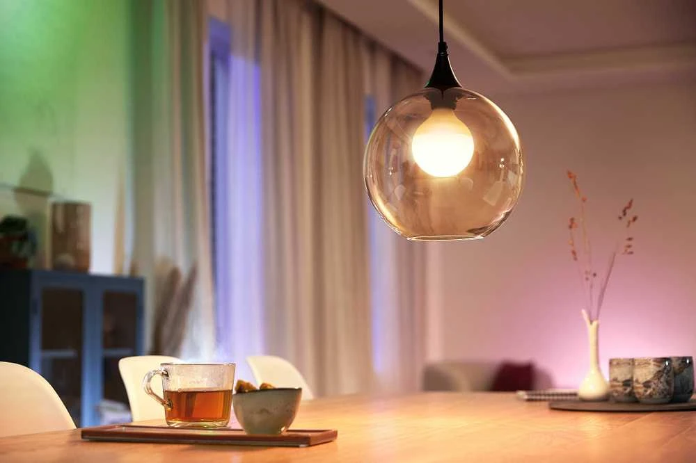 „Signify WiZ Baltas Globe“ E27 reguliuojama 75 W matinė lemputė, viena pakuotė