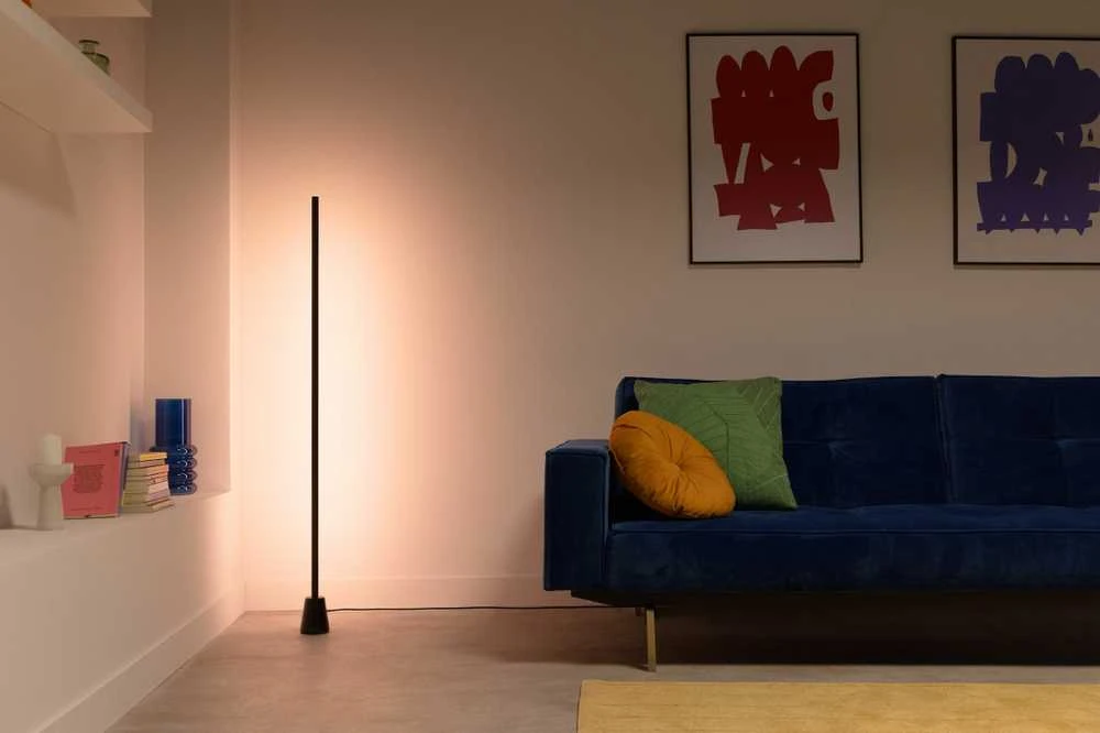 Wiz Gradientinis toršeras RGB „Bluetooth“ Matter juodas - Vieda lampa 929004732801 (8719514865273)
