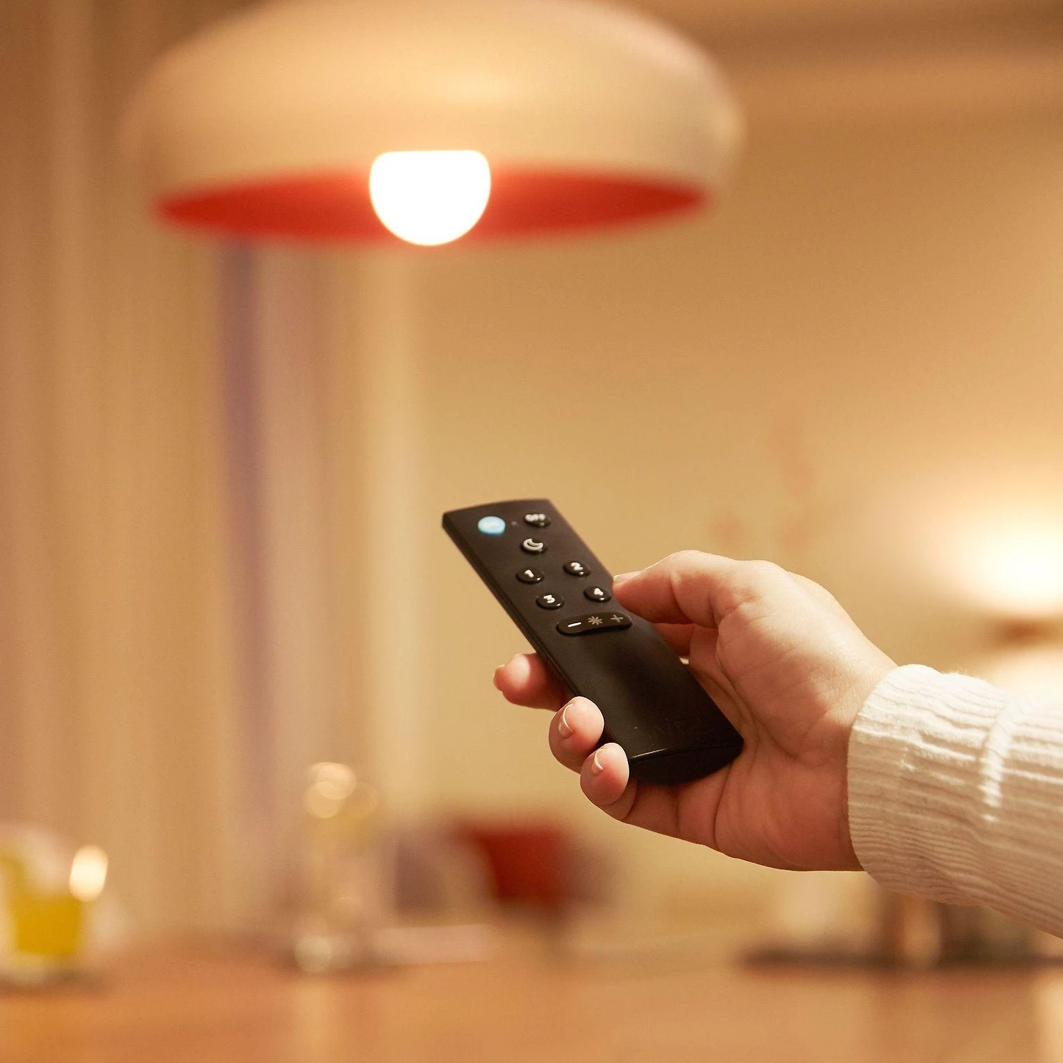 WiZ išmanioji lempa, E27, RGBW – visų spalvų ir atspalvių baltos šviesos, Wi-Fi, 806 lm, 2 pakuotės ir WiZ Remote