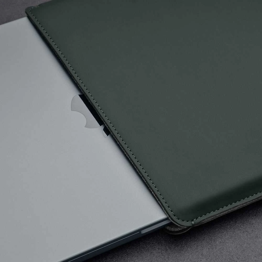 Woolnut Vilnos riešuto dengtas įmautės dėklas, skirtas 16 colių „MacBook Pro“, žalias