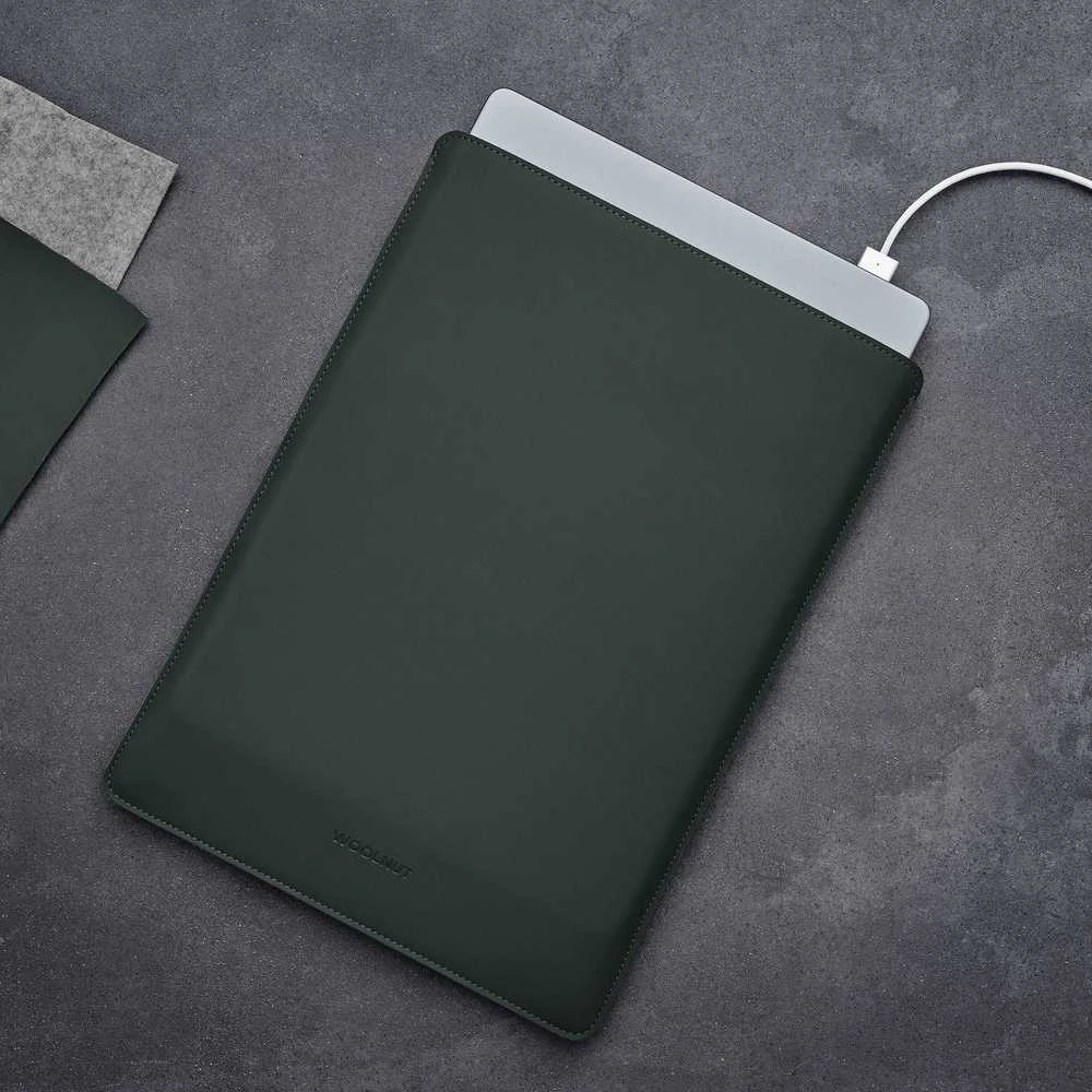Woolnut Vilnos riešuto dengtas įmautės dėklas, skirtas 16 colių „MacBook Pro“, žalias