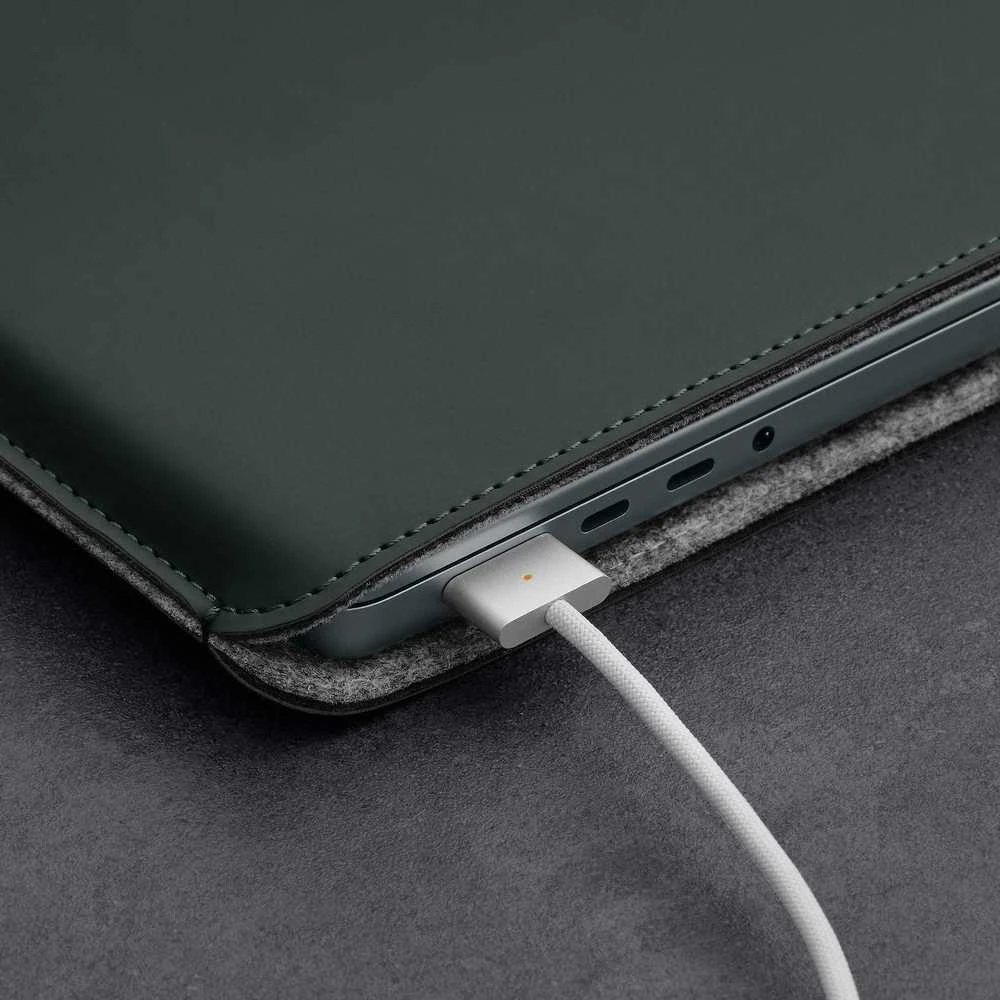Woolnut Vilnos riešuto dengtas įmautės dėklas, skirtas 16 colių „MacBook Pro“, žalias