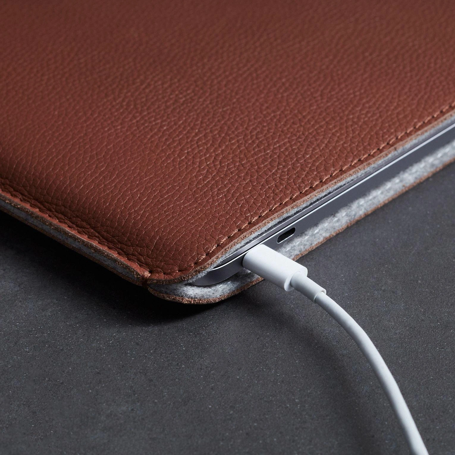 Dėklas WOOLNUT Leather Sleeve 13" Ruda