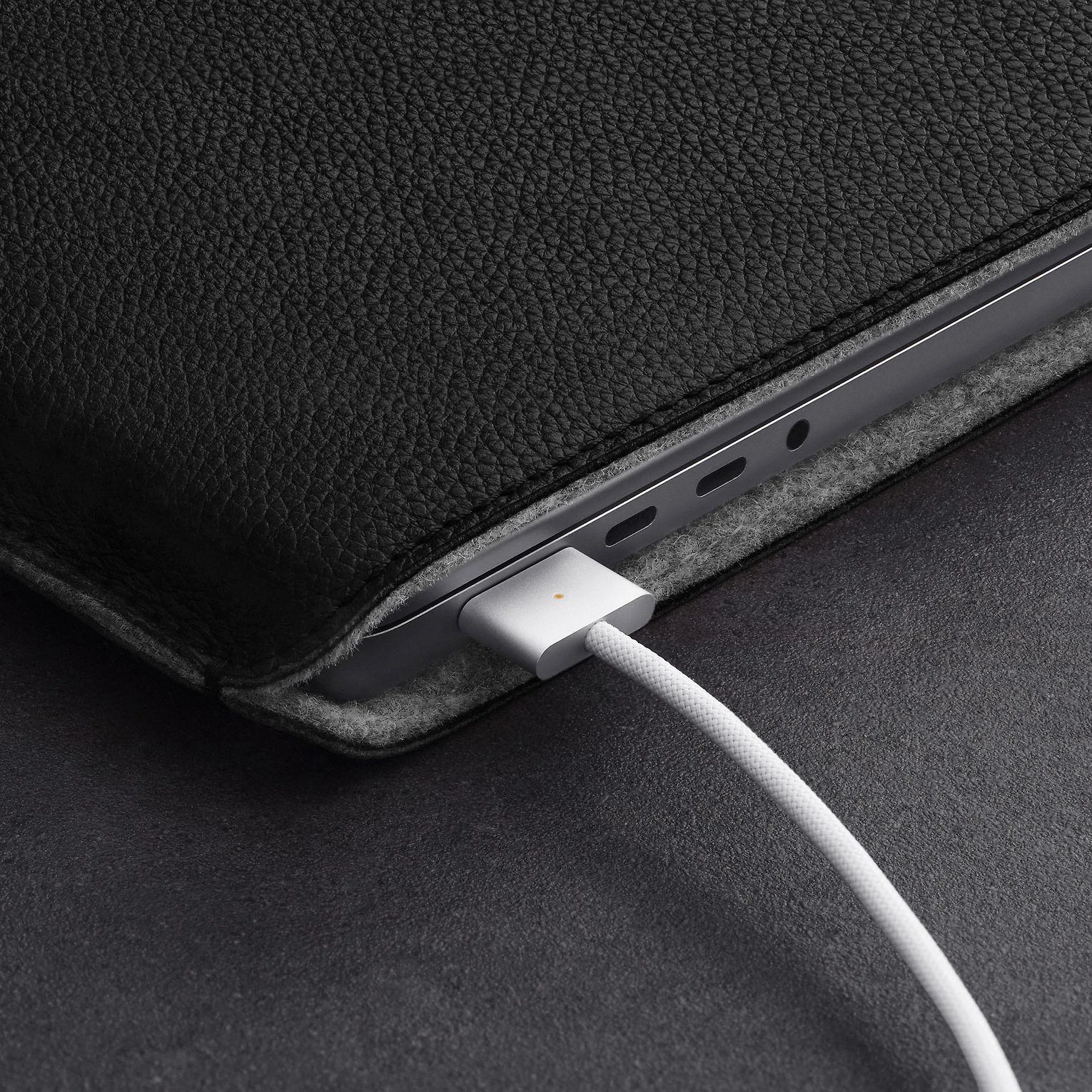 Woolnut DĖKLAS vilnonių RIEŠUTŲ odinė rankovė juoda | MacBook Pro 14 "