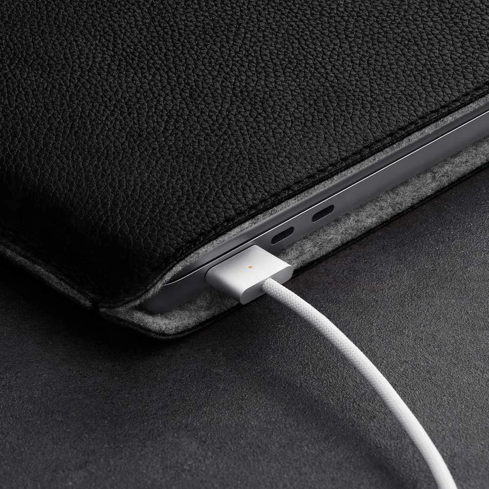 Woolnut Leather Sleeve -suojatasku 15 MacBook Air, musta