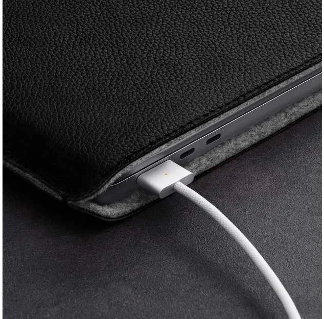 Woolnut Leather Sleeve -suojatasku 15 MacBook Air, musta