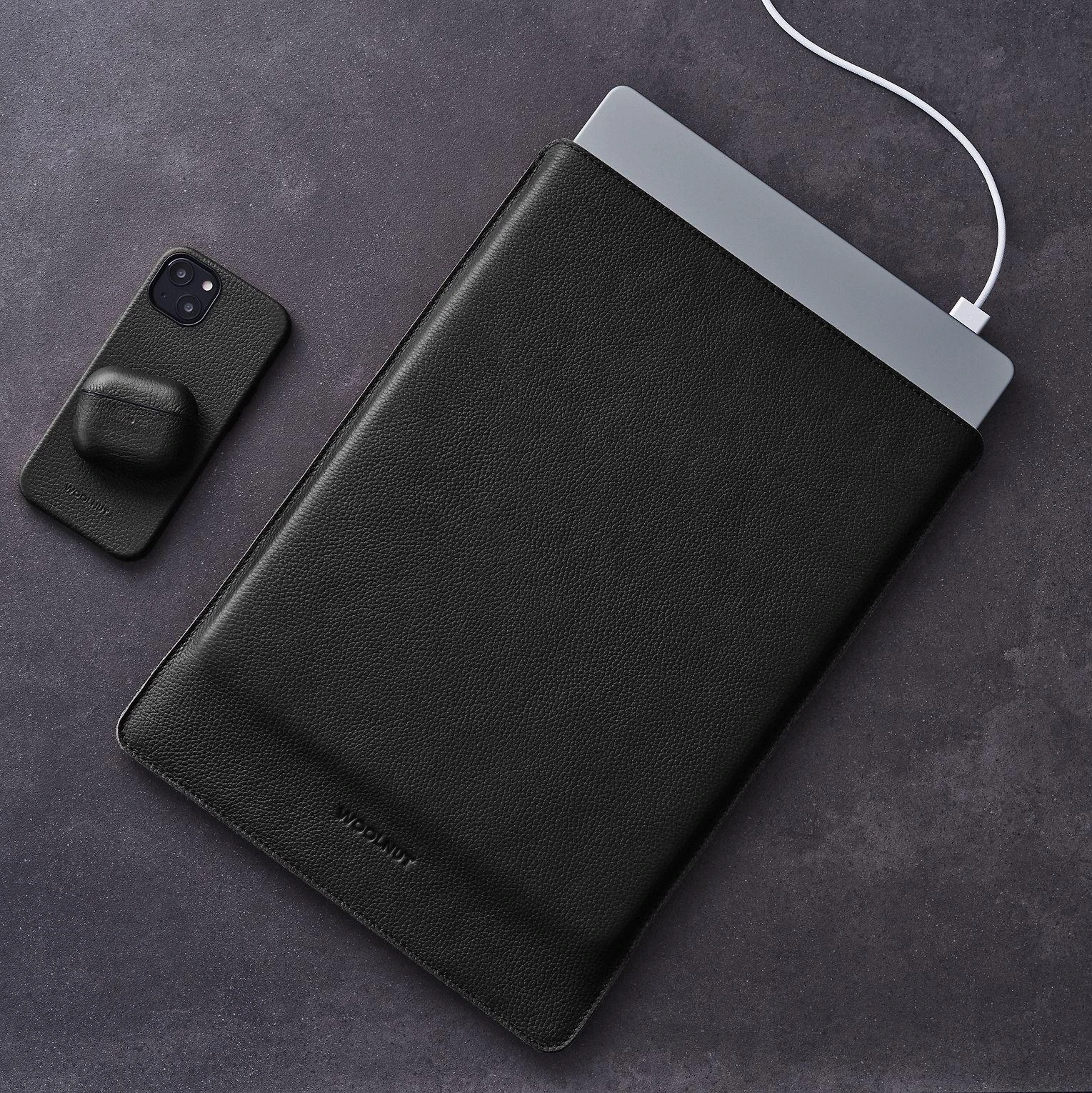 Woolnut Leather Sleeve -suojatasku 16 MacBook Pro, musta