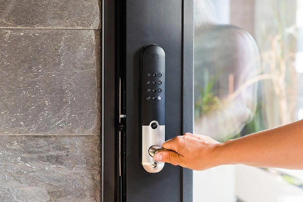 „Yale Doorman L3“ – išmanioji spyna, šlifuoto plieno