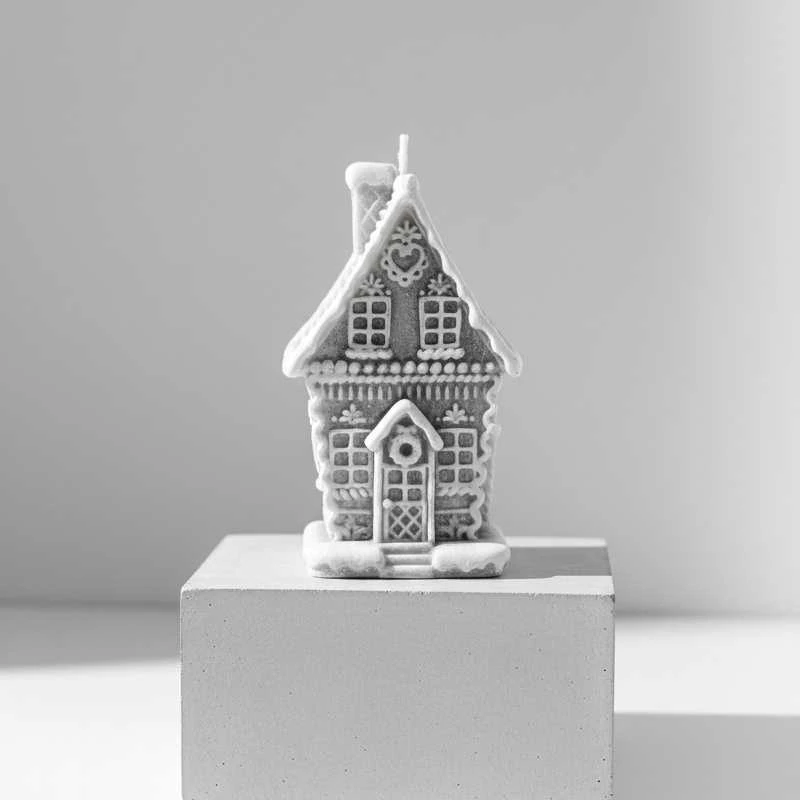 Mondex GINGERBREAD COTTAGE žvakė maža 8.5x8.5x14cm parafino pilka