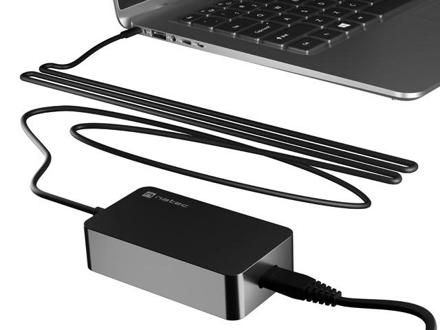 Natec 45W USB-C įkroviklis prijungtas prie kompiuterio