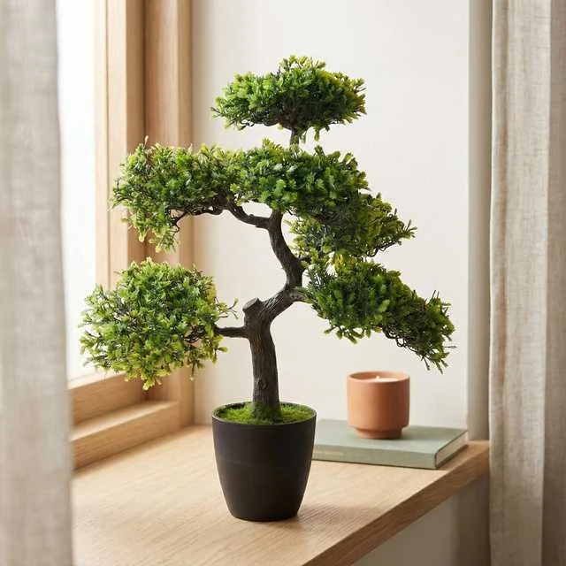 Dirbtinis bonsai medelis juodame vazone
