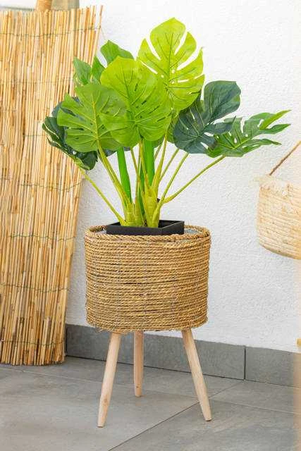 Dirbtinė monstera pintame vazone ant kojelių
