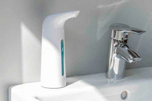 LARINO bekontaktis rankų dezinfekavimo skysčio dozatorius su infraraudonųjų spindulių jutikliu, 400 ml, WENKO
