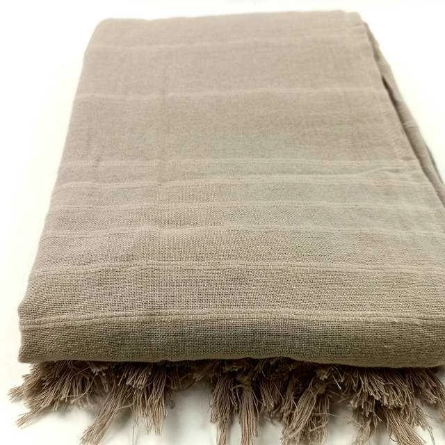 Atmosphera Cotton Smėlio spalvos medvilninė lovatiesė su kutais 230x250 cm sofai