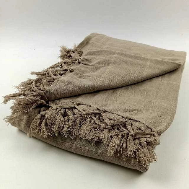 Atmosphera Cotton Smėlio spalvos medvilninė lovatiesė su kutais 230x250 cm sofai