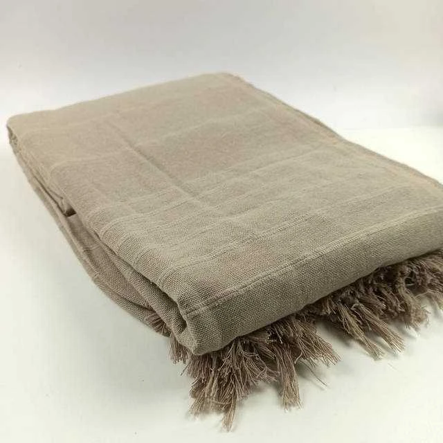 Atmosphera Cotton Smėlio spalvos medvilninė lovatiesė su kutais 230x250 cm sofai