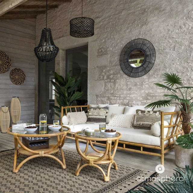 Smėlio spalvos Macrame pagalvėlė su kutais ant sofos