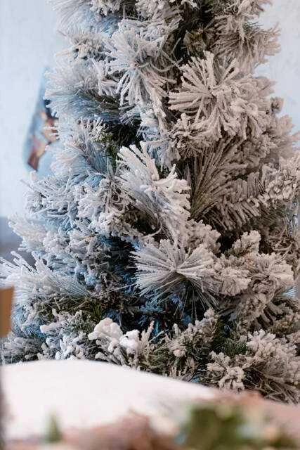 Dirbtinė eglutė su apsnigtomis šakelėmis, 150 cm