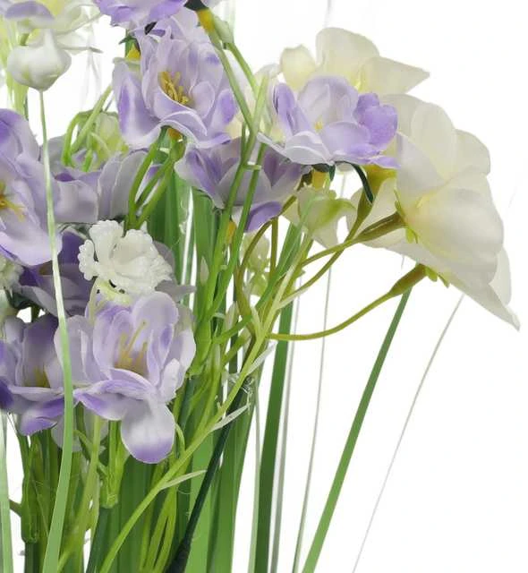 Dirbtinis augalas su violetiniais ir baltais žiedais