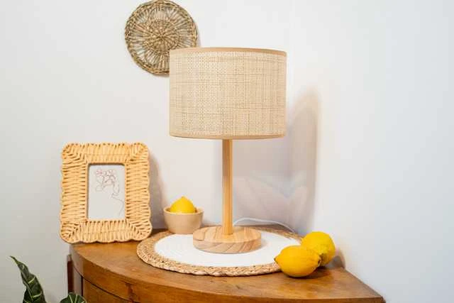 Atmosphera Lamp Stalinis šviestuvas DELLA, medinis pagrindas, 42 cm