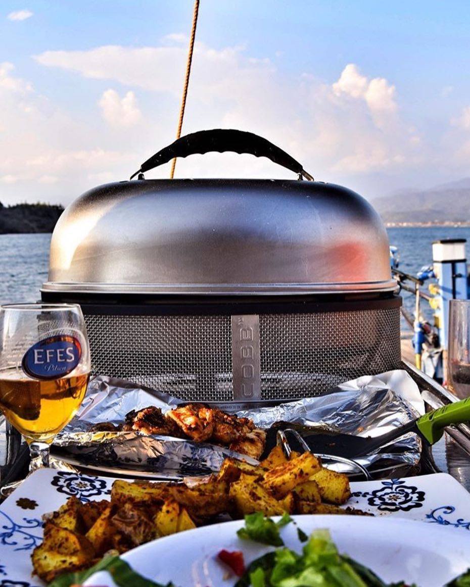 Kelioninis / pikniko anglinis grilis COBB Supreme 2.0 kartu su Griddle+ kepimo plokštuma aprašymas - Prekės nuotrauka