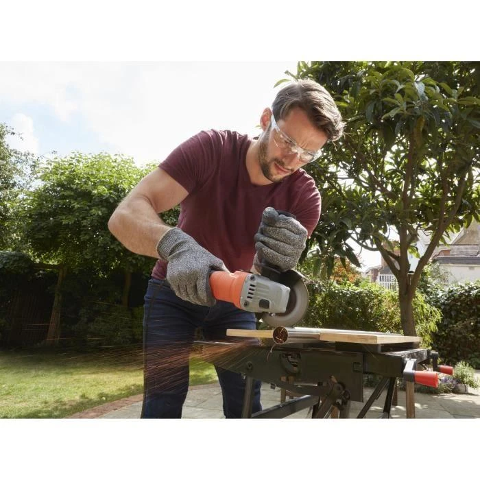 Black & Decker Juodas & Decker Juodas & DECKER Angle grinder | BEG010-QS | 710 W | 115 mm