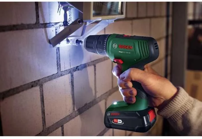 Bosch Easydrill 18V-40 su LED apšvietimu veiksme