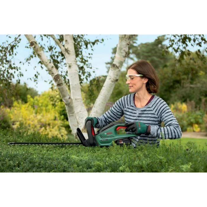 Akumuliatorinės gyvatvorių žirklės Bosch Universal HedgeCut 18-55 be akumuliatoriaus ir kroviklio