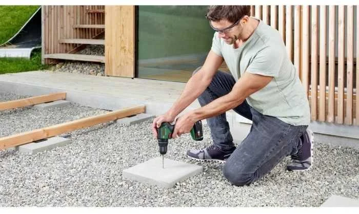Bosch UniversalImpact18V-60 naudojamas lauke