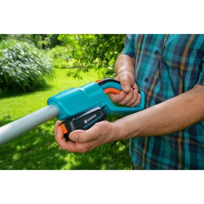 Akumuliatorinės teleskopinės gyvatvorių žirklės Gardena THS 42/18V P4A