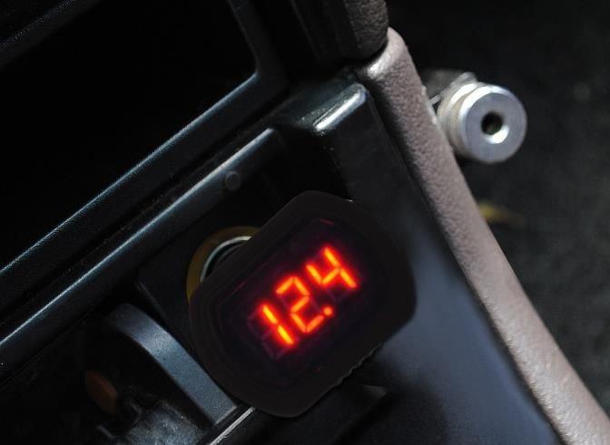 Bigstren Automobilio 12V voltmetras prie degiklio lizdo