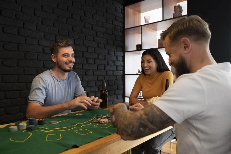 Iso Trade Pokerio rinkinys dėžutėje, 200 žėtonų