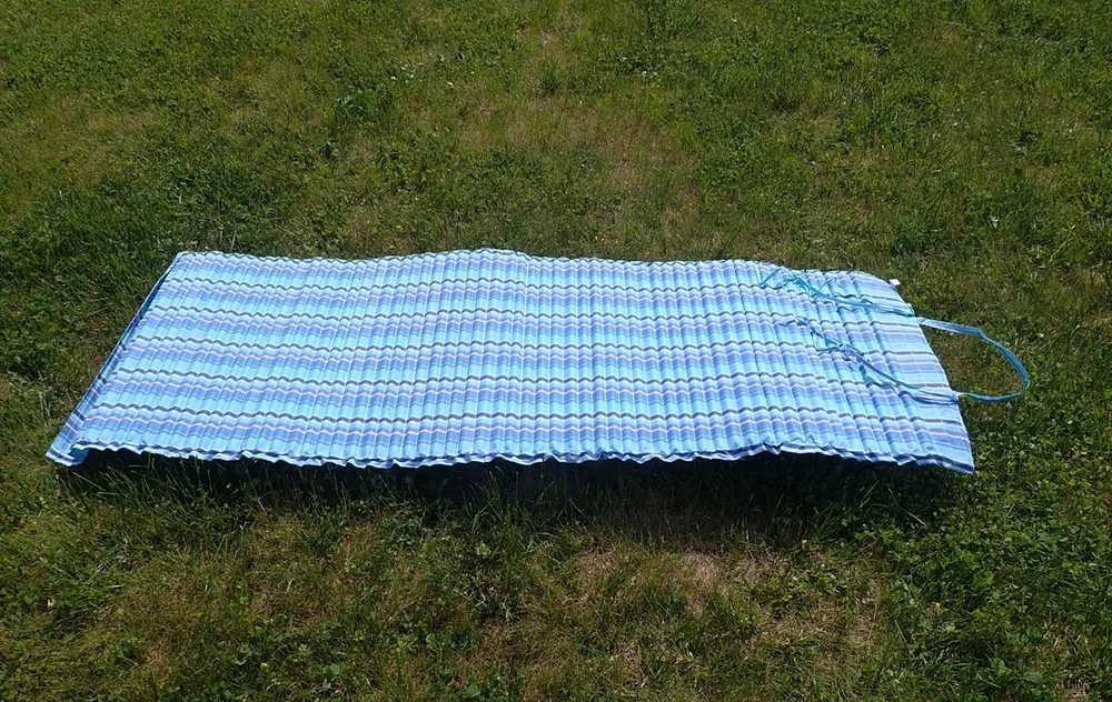 Melsvas dryžuotas paplūdimio gultas su nešimo dirželiais