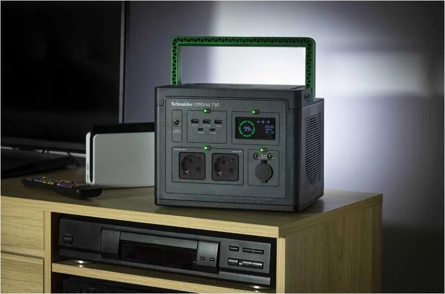 „Apc Schneider OffGrid“ nešiojama elektrinė 730, 738 Wh ličio jonų, LCD, 2 CEE 7/3 „Schuko“ lizdai, „Sinewave“, 3 USB-A, 2 USB-C, belaidis įkroviklis