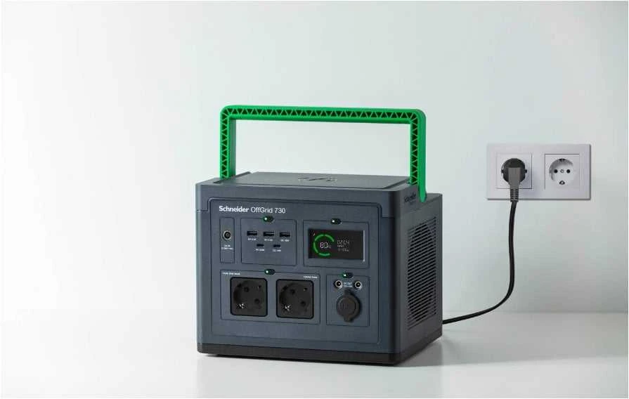 „Apc Schneider OffGrid“ nešiojama elektrinė 730, 738 Wh ličio jonų, LCD, 2 CEE 7/3 „Schuko“ lizdai, „Sinewave“, 3 USB-A, 2 USB-C, belaidis įkroviklis