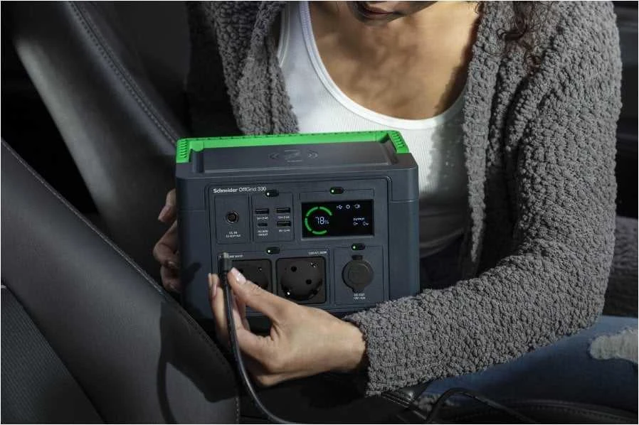 „Apc Schneider OffGrid“ nešiojama elektrinė 330, 230 V, 332 Wh ličio jonų, LCD, 2 CEE 7/3 „Schuko“ lizdai, „Sinewave“, 3 USB-A, 1 USB-C, belaidis įkroviklis