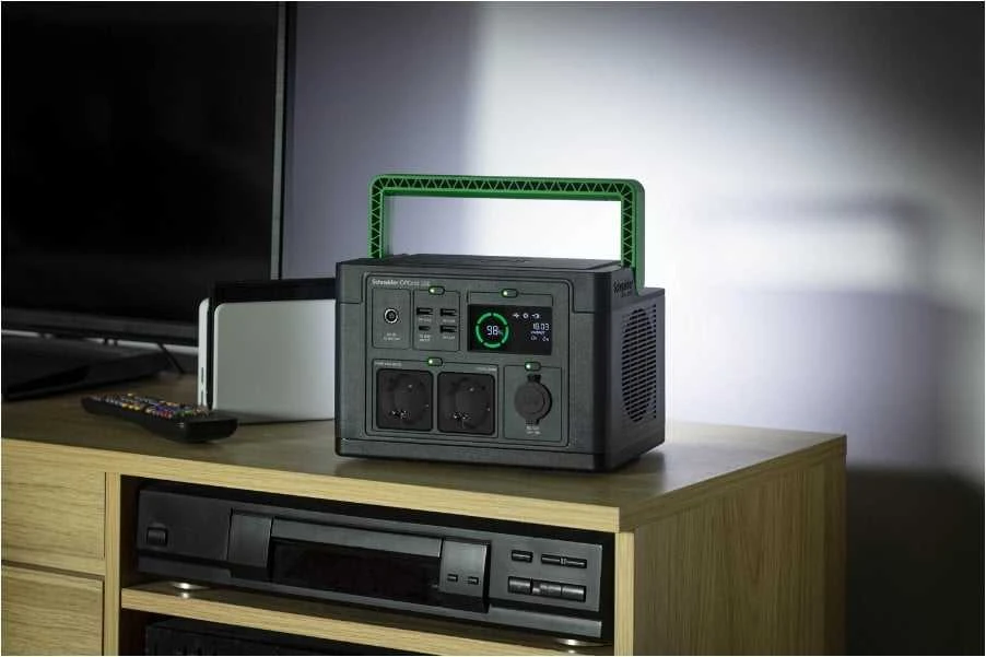 „Apc Schneider OffGrid“ nešiojama elektrinė 330, 230 V, 332 Wh ličio jonų, LCD, 2 CEE 7/3 „Schuko“ lizdai, „Sinewave“, 3 USB-A, 1 USB-C, belaidis įkroviklis