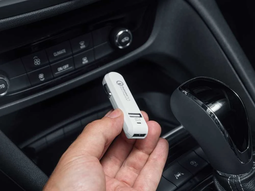 AVACOM CARMAX 2 AUTOMOBILINIS KROVIMAS 2X QUALCOMM QUICK CHARGE 2.0, Baltas (USB-C KABELIS)