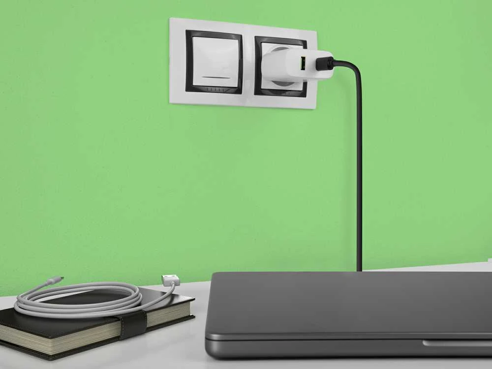 AVACOM HOMEPRO+ SIENINIS Įkroviklis SU MAITINIMO 65W USB-C IR USB-A IŠĖJIMAI
