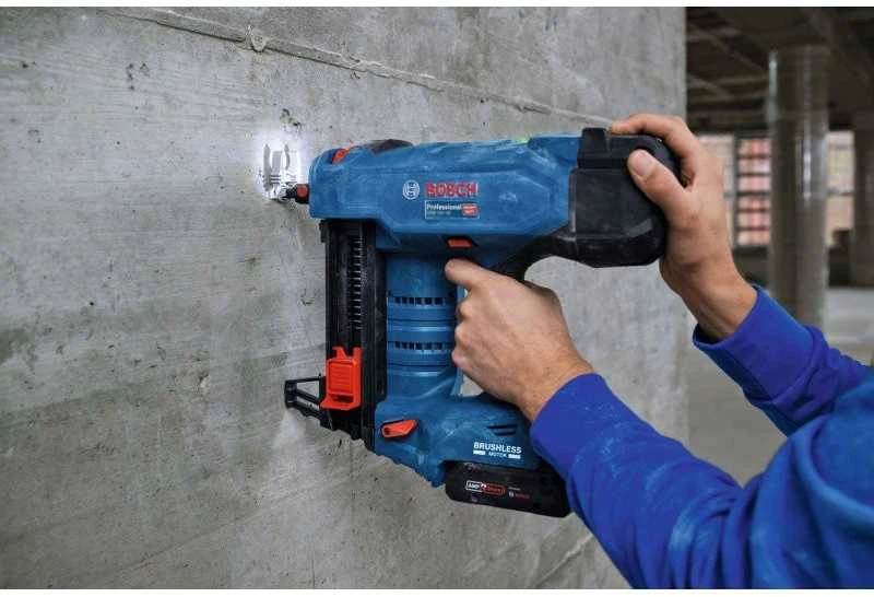 Bosch GNB 18V-40 viniakalis kalant kietą betoną