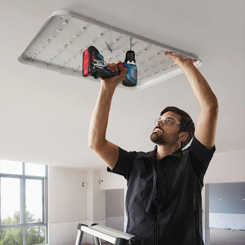 Bosch akumuliatorinis suktuvas tvirtinant lubų šviestuvą