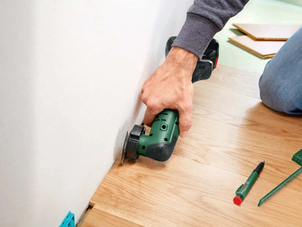 Bosch daugiafunkcis įrankis pjauna grindis