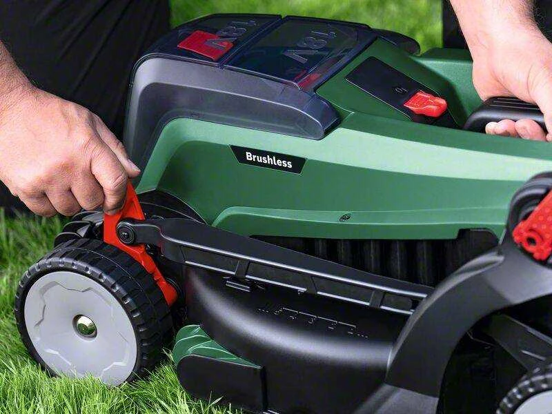 Bosch Akumuliatorinė vejapjovė UniversalRotak 2x18V-37-550 (Be akumuliatoriaus ir kroviklio)