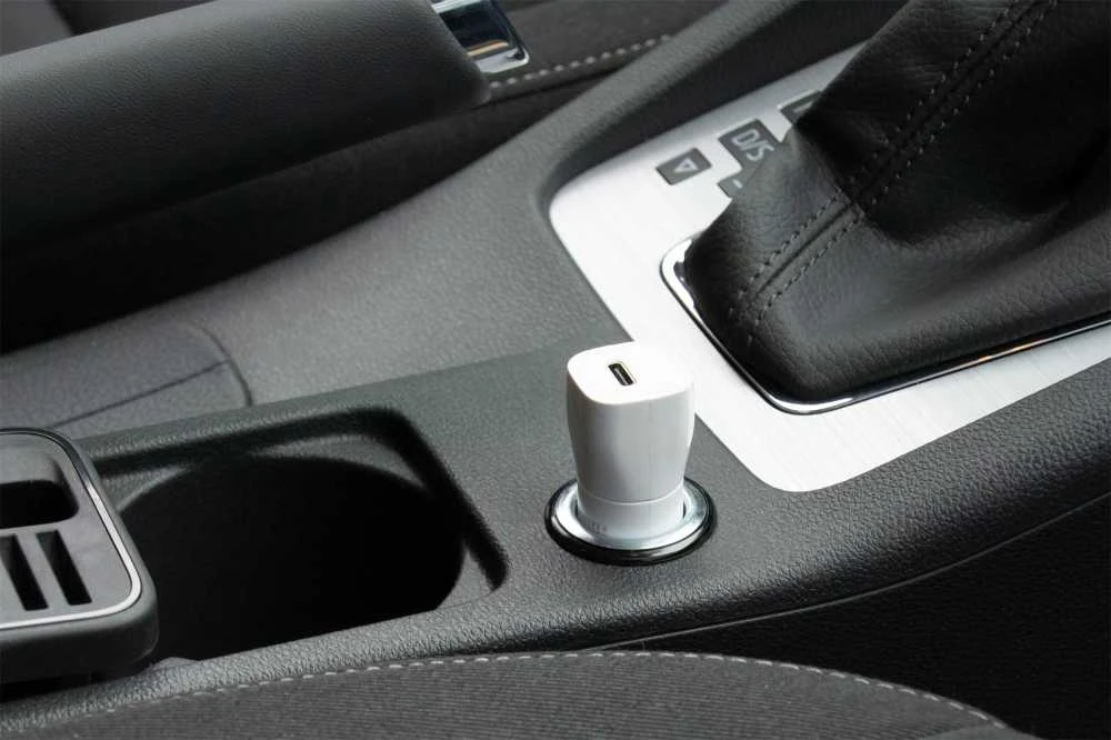FIXED USB-C automobilinis įkroviklis, 18W, baltos spalvos