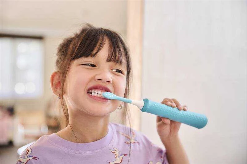 2 dalių šepetėlių galvučių pakuotė Philips Sonicare For Kids HX6042/90, baltos/mėlynos spalvos