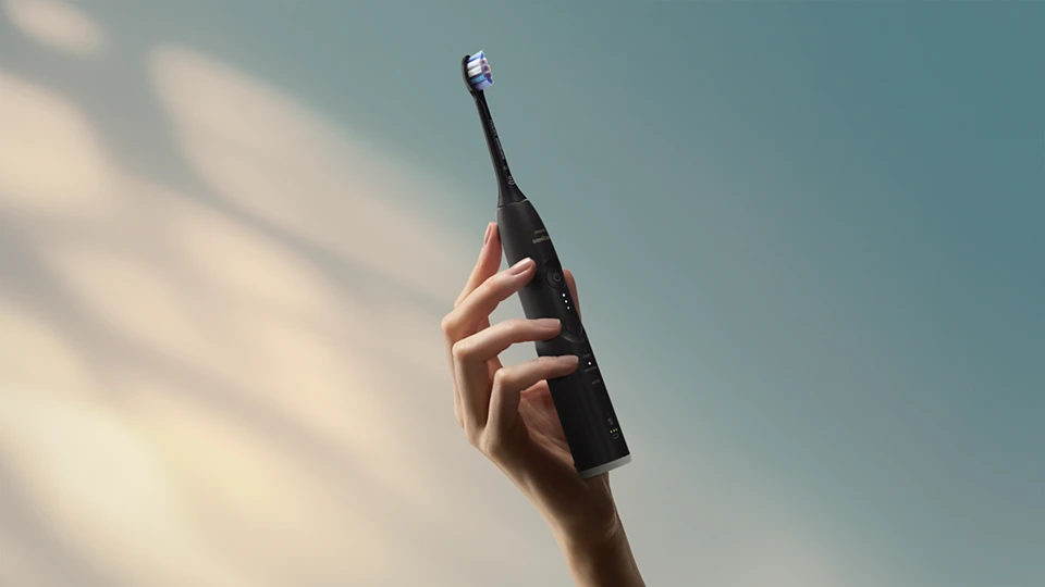 Juodas Philips HX7411/10 rankoje