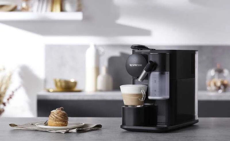 Automatinis kavos aparatas su pieno plakikliu Delonghi EN510.W Nespresso, Juodos spalvos