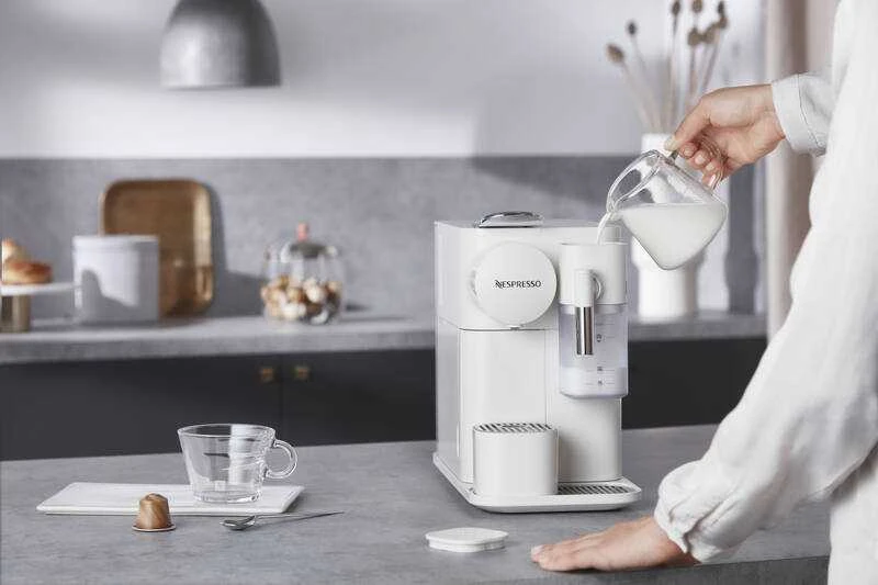 Automatinis kavos aparatas su pieno plakikliu Delonghi EN510.W Nespresso, Baltos spalvos